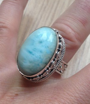 Zilveren edelsteen ring Larimar in bewerkte setting 17.3 mm.